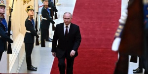 Стало известно, какую картину рассматривал Путин перед инаугурацией