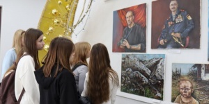 В Петровске с огромным успехом проходит выставка &laquo;Жизнь продолжается&raquo; донецкой художницы Галины Журавлевой