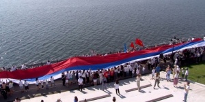 Многодетные семьи растянули 140-метровый флаг России на набережной Саратова