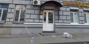 "А мы предупреждали". В центре Саратова разрушающийся ОКН едва не убил прохожих