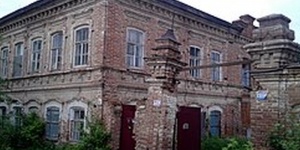 Исторический дом в центре Энгельса требуют вывести из аварийного состояния. У мэрии - полгода на исполнение
