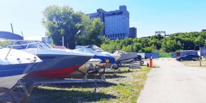В районе речпорта в Саратове на продажу выставлена крупная лодочная станция.