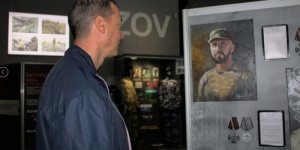 В Саратове открылась выставка картин в память о героях СВО