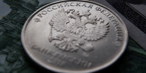Налоговая будет отслеживать еще больше денежных переводов: чем это грозит