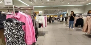 Бренды массово распродают вещи со скидками до 90% &mdash; откуда такие щедрые акции