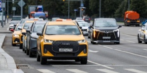 &laquo;Скоро задаром будем работать&raquo;. Два новых закона для таксистов вступят в силу в октябре &mdash; что будет с ценами