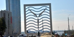 На въезде в Саратов доделали гигантский герб